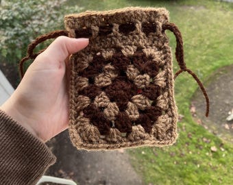 Gehaakt bruin zakje met trekkoord, oma vierkante cadeauzakje, zakje met koord, trinkettasje, Cottagecore dobbelsteenzakje, make-upzakje, kousvuller