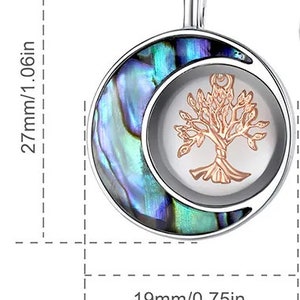 Pu&ograve; includere: Un ciondolo d'argento con un design a forma di mezzaluna realizzato in madreperla di abalone iridescente. La luna racchiude un design ad albero della vita con accenti in oro rosa. Il ciondolo misura 19 mm di diametro e pesa 5,99 g.