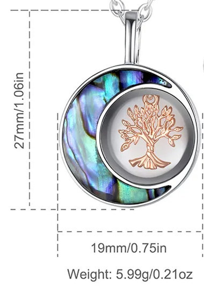 Pu&ograve; includere: Un ciondolo d'argento con un design a forma di mezzaluna realizzato in madreperla di abalone iridescente. La luna racchiude un design ad albero della vita con accenti in oro rosa. Il ciondolo misura 19 mm di diametro e pesa 5,99 g.