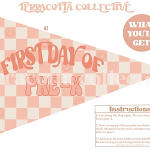 Könnte beinhalten: Ein Wimpel-Design mit dem Text "FIRST DAY OF PRE-K" in einer Retro-Schriftart. Die Flagge hat ein pfirsichfarbenes und cremefarbenes Schachbrettmuster mit Smiley-Gesichtern. Anweisungen und der Satz "WHAT YOU'LL GET!" sind ebenfalls enthalten.