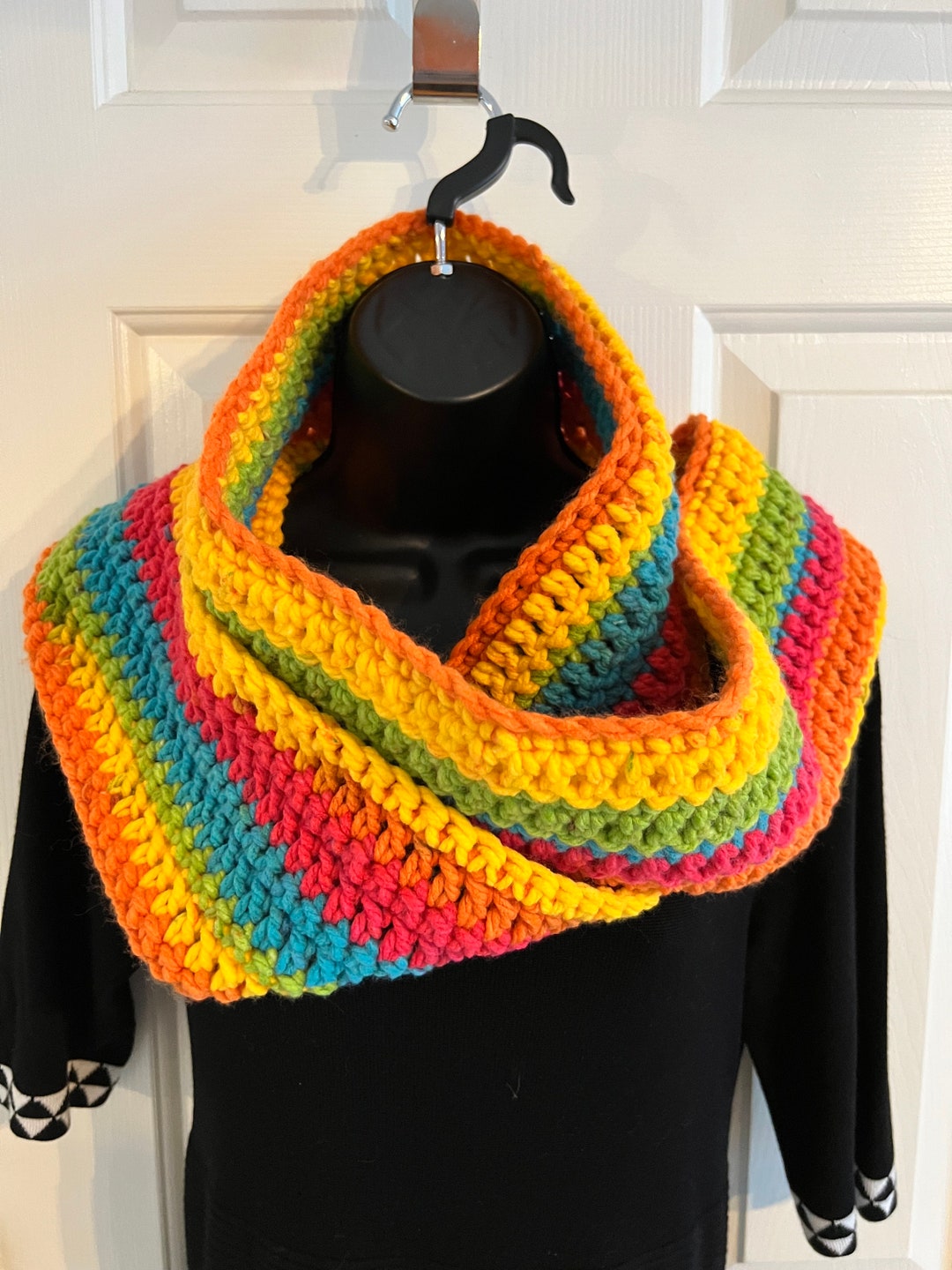 Handmade Multi-color Crocheted Scarf: Unisex Winter Fashion  display picture 3