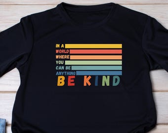 I en värld där du kan vara vad som helst, var snäll, retrorandig typografi-t-shirt | Positivt budskap-t-shirt