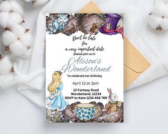 Könnte beinhalten: Einladung zu einer Alice im Wunderland-Geburtstagsparty mit einer Aquarell-Illustration von Alice, dem Hutmacher, der Grinsekatze und einer Teetasse. Die Einladung enthält den Text "Seien Sie nicht zu spät für ein sehr wichtiges Datum. Bitte schließen Sie sich uns in Alisons Wunderland an. Um ihren Geburtstag zu feiern. 12. April um 15 Uhr. 12 Fantasy Road Wonderland, 12234. RSVP an Kate 1234 456 789."