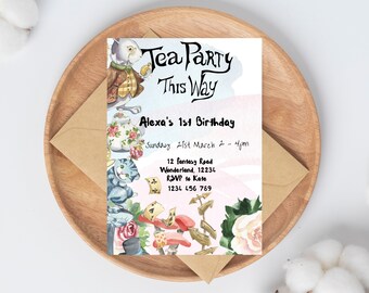 Könnte beinhalten: Eine verspielte Einladung zu einer Tee-Party mit Aquarellhintergrund. Die Einladung zeigt ein weißes Kaninchen, eine Katze und eine Teekanne. Der Text lautet "Tea Party This Way, Alexa's 1st Birthday, Sunday 21st March 2-4pm, 12 fantasy Road Wonderland, 12234, RSVP to Kate, 1234 456 789".