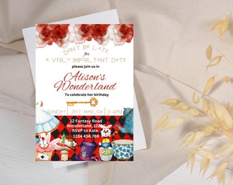 Könnte beinhalten: Eine weiße Einladungskarte mit roten und weißen Rosen oben. Der Text lautet "Seien Sie nicht zu spät für ein sehr wichtiges Datum. Bitte schließen Sie sich uns in Alisons Wunderland an, um ihren Geburtstag zu feiern. Sonntag, 21. März, 14:00-16:00 Uhr. 12 Fantasy Road, Wonderland, 12284. RSVP an Kate, 1234 456 789". Der untere Teil der Karte zeigt eine fantasievolle Illustration von Alice im Wunderland-Charakteren.
