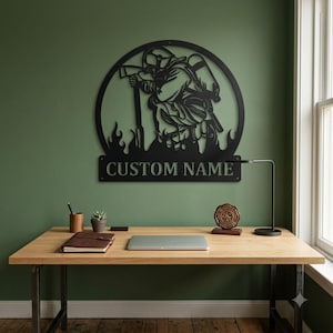 Peut inclure: Une enseigne murale en métal noir présentant un cadre circulaire avec une découpe représentant un pompier tenant une hache au milieu des flammes. Sous le cadre circulaire se trouve une plaque rectangulaire avec le texte CUSTOM NAME en lettres majuscules.
