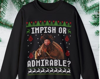 Op de afbeelding: Zwarte, rode en groene kersttruien met een feestelijk ontwerp met een personage uit de film 'Elf' en de tekst 'Impish or Admirable?'