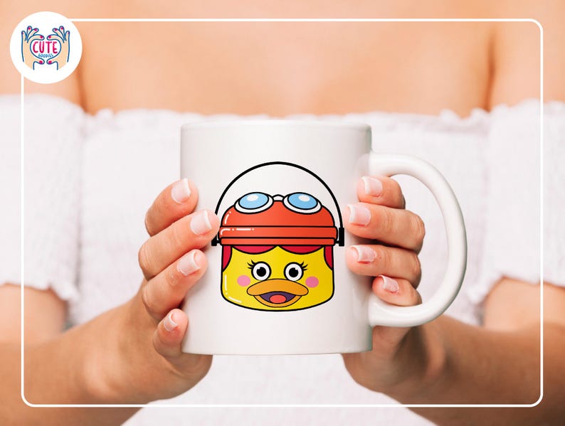 K&ouml;nnte beinhalten: Wei&szlig;e Keramik-Tasse mit einem Cartoon-Enten-Design. Die Ente hat ein gelbes Gesicht, einen orangefarbenen Hut und eine blaue Brille. Die Tasse wird von einer Person gehalten.