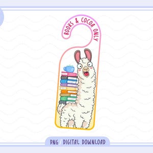Könnte beinhalten: Ein skurriler Türhänger mit einem Cartoon-Lama, das Bücher und eine Tasse Kakao trägt. Der Text lautet "Books & Cocoa Only". Das Design ist gelb umrandet und hat einen hellblauen Rand.