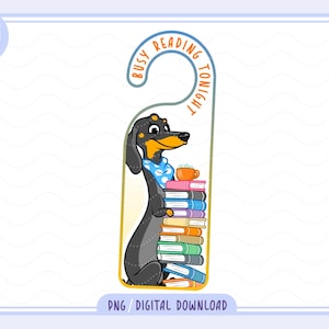 Könnte beinhalten: Ein Türhänger mit einem Cartoon-Dackel, der einen blauen Schal trägt, einen Stapel Bücher und eine Tasse Kaffee hält. Der Text lautet "Busy Reading Tonight". Das Design ist ein digitaler Download.