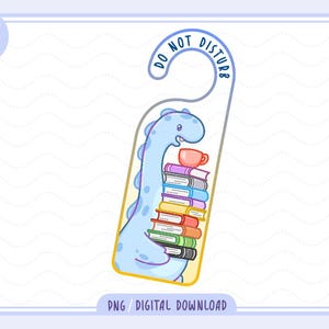 Puede incluir: Un colgador de puerta de estilo caricatura con un dinosaurio azul claro que sostiene una pila de libros y una taza de té rosa. Las palabras "DO NOT DISTURB" están en la parte superior. Descarga digital.