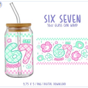 Puede incluir: Un vaso transparente en forma de lata con tapa de bamb&uacute; y pajita de cristal. El dise&ntilde;o presenta las palabras "SIX SEVEN" y los n&uacute;meros "67" con un patr&oacute;n de cuadros, flores y corazones. El vaso es de 473 ml.