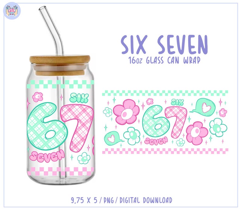 Puede incluir: Un vaso transparente en forma de lata con tapa de bamb&uacute; y pajita de cristal. El dise&ntilde;o presenta las palabras "SIX SEVEN" y los n&uacute;meros "67" con un patr&oacute;n de cuadros, flores y corazones. El vaso es de 473 ml.