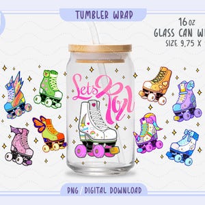 Puede incluir: Un envoltorio de lata de vidrio transparente con tapa de madera y pajita. El envoltorio presenta el texto "Let's Roll" en rosa, rodeado de ilustraciones de patines de ruedas coloridos. El envoltorio de la lata mide 24,77 x 12,7 cm.