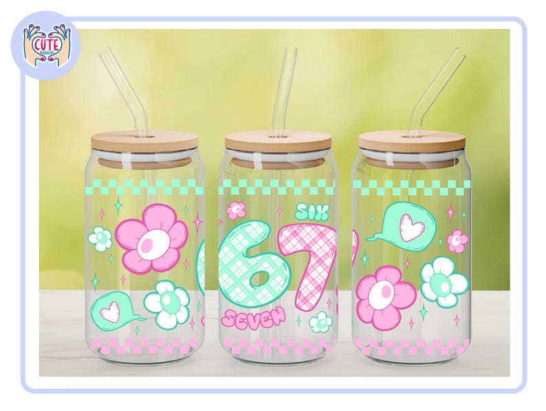 Puede incluir: Tres vasos de vidrio con tapas de madera y pajitas transparentes. Cada vaso presenta un dise&ntilde;o diferente: flores rosas y blancas, el n&uacute;mero "67" y un bocadillo con un coraz&oacute;n. Los vasos tienen un patr&oacute;n de cuadros rosas y verdes.
