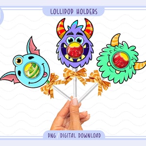 Könnte beinhalten: Drei Lollipop-Halter im Monster-Design. Die Halter sind in Form von Cartoon-Monstern in Blau, Lila und Grün gehalten, die jeweils einen Lolli halten. Die Lollis haben eine rote und gelbe Mitte. Jeder Lutscherstiel ist mit einer goldenen Schleife verziert. Der Text auf dem Bild lautet "Lollipop Holders" und "PNG / DIGITAL DOWNLOAD".