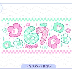 Puede incluir: Un dise&ntilde;o caprichoso con los n&uacute;meros "67" en una fuente l&uacute;dica, rodeado de flores y corazones. La palabra "SIX" est&aacute; encima del n&uacute;mero 6, y "SEVEN" debajo del n&uacute;mero 7. El dise&ntilde;o es en colores pastel, con un tama&ntilde;o de 24,77 x 12,7 cm.