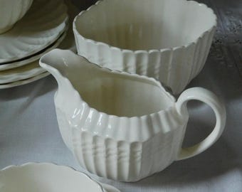 Conjunto vintage Copeland Spode de cremeira e açucareiro brancos, em faiança inglesa, design clássico canelado, elegante conjunto de mesa.