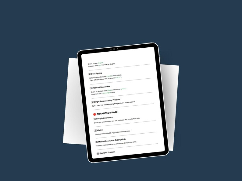 Puede incluir: Una tableta negra que muestra conceptos de programaci&oacute;n, incluyendo "Duck Typing" y "Abstract Base Class". La tableta est&aacute; sobre una hoja de papel blanca contra un fondo azul oscuro. El texto es en negro.