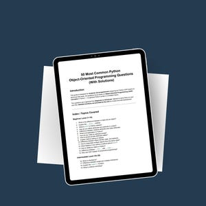 Pu&ograve; includere: Un tablet digitale mostra un documento intitolato "50 Most Common Python Object-Oriented Programming Questions (With Solutions)". L'indice del documento elenca argomenti di livello principiante e intermedio. Il tablet poggia su un foglio bianco su uno sfondo blu scuro.