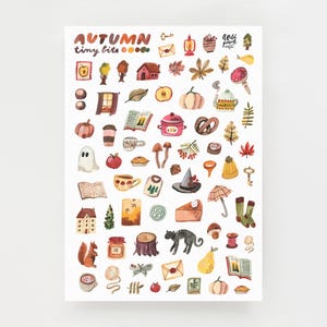 Può includere: Un foglio di adesivi intitolato Autumn tiny bits con illustrazioni ad acquerello di elementi stagionali tra cui zucche, funghi, libri, bevande calde, un fantasma, un gatto nero, alberi, foglie, una casa, un cappello da strega e un ombrello.