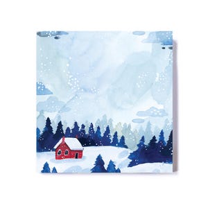 Könnte beinhalten: Aquarellillustration einer verschneiten Winterlandschaft. Ein kleines rotes Haus mit dunklem Dach steht in einer schneebedeckten Landschaft, umgeben von dunkelblauen immergrünen Bäumen. Der Himmel ist hellblau mit weißen Wolken und fallendem Schnee.
