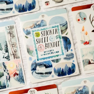 Può includere: Una collezione di fogli di adesivi ad acquerello con scene invernali. Il foglio principale è etichettato "Sticker Sheet Bundle Winter Wonderland" e include immagini di paesaggi innevati, baite e foreste sempreverdi. Altri fogli mostrano illustrazioni simili a tema invernale.