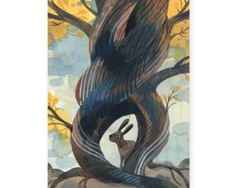 Pode incluir: Ilustração em aquarela de uma lebre marrom espreitando de um tronco de árvore retorcido. A árvore tem casca marrom escura e azul com folhas amarelas e um céu azul claro ao fundo. A obra de arte tem um estilo fantasioso.