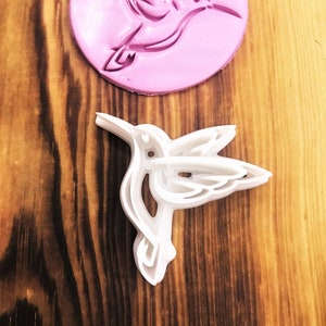 Timbro in pasta polimerica a forma di colibrì: creazione di gioielli, design unico