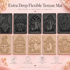 Può includere: Un set di dieci tappetini per texture rettangolari per argilla e ceramica, disposti su due file. La fila superiore presenta cinque tappetini grigio scuro, quella inferiore cinque tappetini color sabbia. Ogni tappetino mostra un design a fungo.