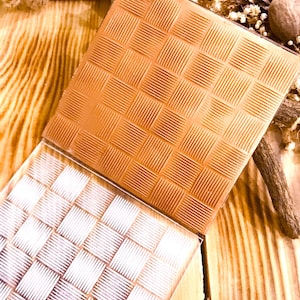 Peut inclure: Deux tampons en acrylique transparent avec un motif tissé. Le tampon du haut est brun et le tampon du bas est transparent avec un motif tissé blanc.