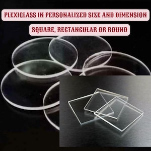 Può includere: Fogli di acrilico trasparenti in varie forme, tra cui rotonde, quadrate e rettangolari. Il testo "Plexiglass in dimensioni e dimensioni personalizzate, Quadrato, Rettangolare o Rotondo" è visibile nella parte superiore dell'immagine.