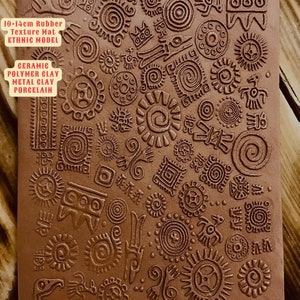 Può includere: Un tappetino in gomma marrone con una varietà di motivi geometrici, tra cui cerchi, quadrati e spirali. Il tappetino è di dimensioni 10-14 cm ed è etichettato "Ceramica, Argilla polimerica, Argilla metallica, Porcellana, Modello etnico".