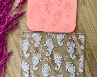 Textuurmat zeepaardje, reliëfstempel acrylklei, oorbellen