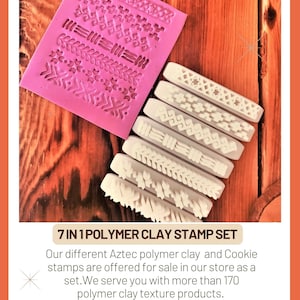 Puede incluir: Un conjunto de 7 sellos de arcilla polimérica con diseños aztecas y geométricos. Los sellos son blancos y están dispuestos en una fila sobre una superficie de madera. El texto "7 IN 1 POLYMER CLAY STAMP SET" es visible en la parte inferior de la imagen.