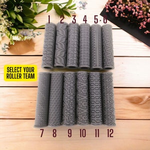 Könnte beinhalten: Zwölf verschiedene gemusterte Nudelhölzer, nummeriert von 1 bis 12, sind in zwei Reihen auf einer Holzoberfläche angeordnet. Der Text "SELECT YOUR ROLLER TEAM" ist in der oberen linken Ecke des Bildes sichtbar.