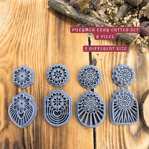Könnte beinhalten: Ein Set aus acht grauen Polymer-Ton-Ausstechern in verschiedenen floralen Designs. Die Ausstecher gibt es in fünf verschiedenen Größen und Formen, darunter kreisförmige und bogenförmige Formen. Der Text auf dem Bild lautet "Polymer Clay Cutter Set 8 Piece 5 Different Size."