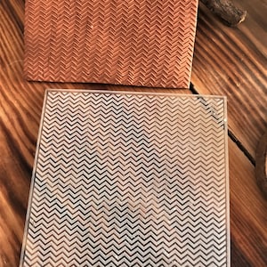 ジグザグテクスチャモールド - ポリマークレイ、エアドライクレイ、メタルクレイ用幾何学模様 | 10 x 10 cm ゴムとアクリル製スタンプ