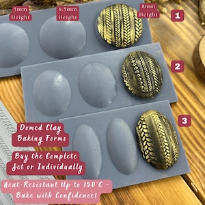 Op de afbeelding: Drie siliconen mallen voor het maken van gewelfde kleivorm. De mallen zijn gelabeld met de hoogte van de afgewerkte vorm: 5 mm, 6,5 mm en 8 mm. De mallen worden getoond met afgewerkte kleivorm in elke maat, met verschillende gegraveerde patronen.