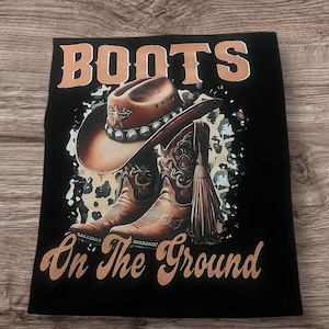 Stiefel auf dem Bodenshirt