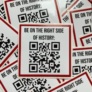 Può includere: Etichetta rossa e bianca con un codice QR in bianco e nero e il testo "Be on the right side of history."