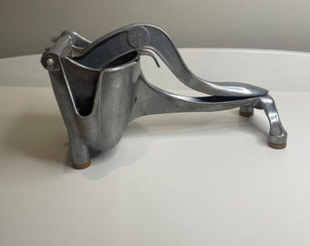Vintage Wear-Ever Aluminum Juicer – 1930s Hand Operated Citrus Press – Excellent Condition – Made in Canada – Rustic Farmhouse Kitchen Decor