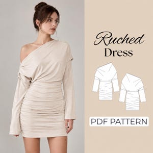 Puede incluir: Un vestido beige de manga larga con escote asimétrico descubierto y detalles fruncidos a lo largo de la falda. La imagen incluye el texto Ruched Dress y PDF PATTERN junto a un dibujo técnico de líneas del diseño de la prenda.