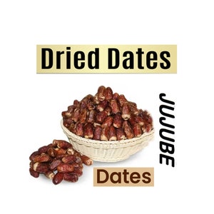 Puede incluir: Una cesta de mimbre llena de dátiles secos, con las palabras "Dried Dates" y "Dates" en texto dorado y marrón. Un montón más pequeño de dátiles está en primer plano.