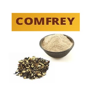 Könnte beinhalten: Das Bild zeigt ein gelbes Banner mit dem Wort "COMFREY" in braunen Buchstaben. Darunter befindet sich eine dunkle Schüssel mit hellbraunem Pulver. Links ist ein Haufen getrockneter, gehackter Kräuter und Wurzeln zu sehen.