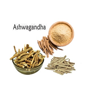 Puede incluir: Polvo de ra&iacute;z de ashwagandha en un taz&oacute;n de madera, junto con ra&iacute;ces de ashwagandha secas en dos tazones de vidrio. La palabra "Ashwagandha" est&aacute; escrita en texto negro en la parte superior de la imagen.