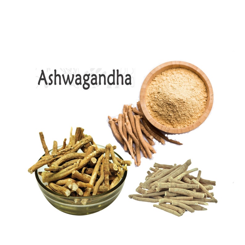 Puede incluir: Polvo de ra&iacute;z de ashwagandha en un taz&oacute;n de madera, junto con ra&iacute;ces de ashwagandha secas en dos tazones de vidrio. La palabra "Ashwagandha" est&aacute; escrita en texto negro en la parte superior de la imagen.