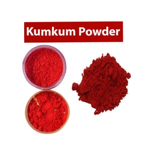 Puede incluir: Dos recipientes de polvo de kumkum rojo, uno en un frasco transparente y otro en un recipiente dorado. También se muestra un montón de polvo de kumkum rojo.