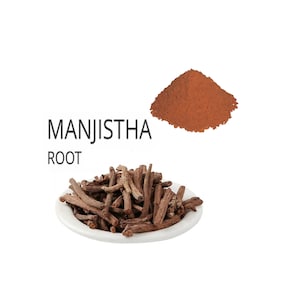 Könnte beinhalten: Getrocknete Wurzelstücke von Manjistha, ein rotbraunes Pulver, und der Text "MANJISTHA ROOT".