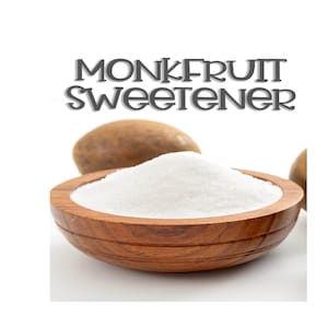 Puede incluir: Un tazón de madera lleno de polvo de edulcorante de fruta de monje blanco. Dos frutas de monje marrones están en el fondo. El texto "Monkfruit Sweetener" está escrito en letras grises en la parte superior de la imagen.